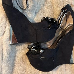 Stunning Zigi SoHo black wedge open toe heels!